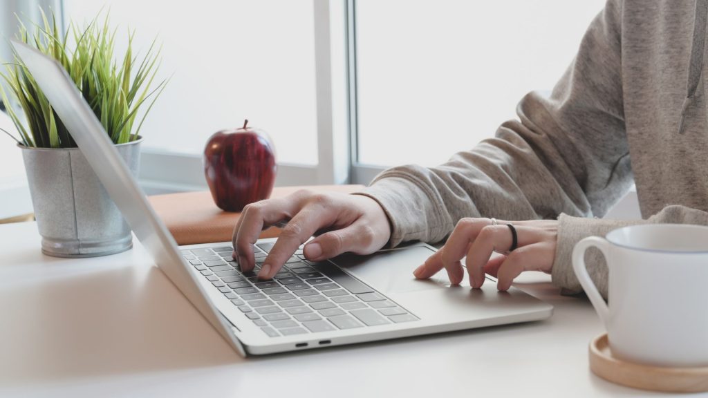 Un pequeño análisis a Apple, una compañía que revolucionó el Mercad